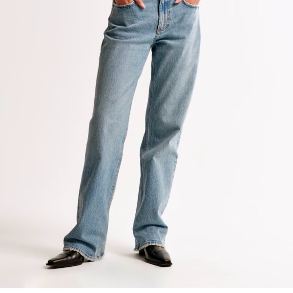 Abercrombie & Fitch low rise baggy jeans size 28/6 in medium wash.